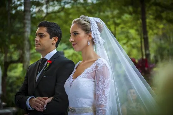 Floral Lace Long Bridal Veil with Appliques Train
