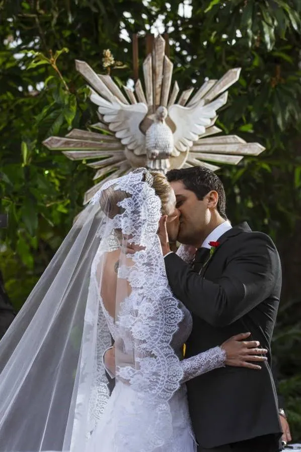 Floral Lace Long Bridal Veil with Appliques Train