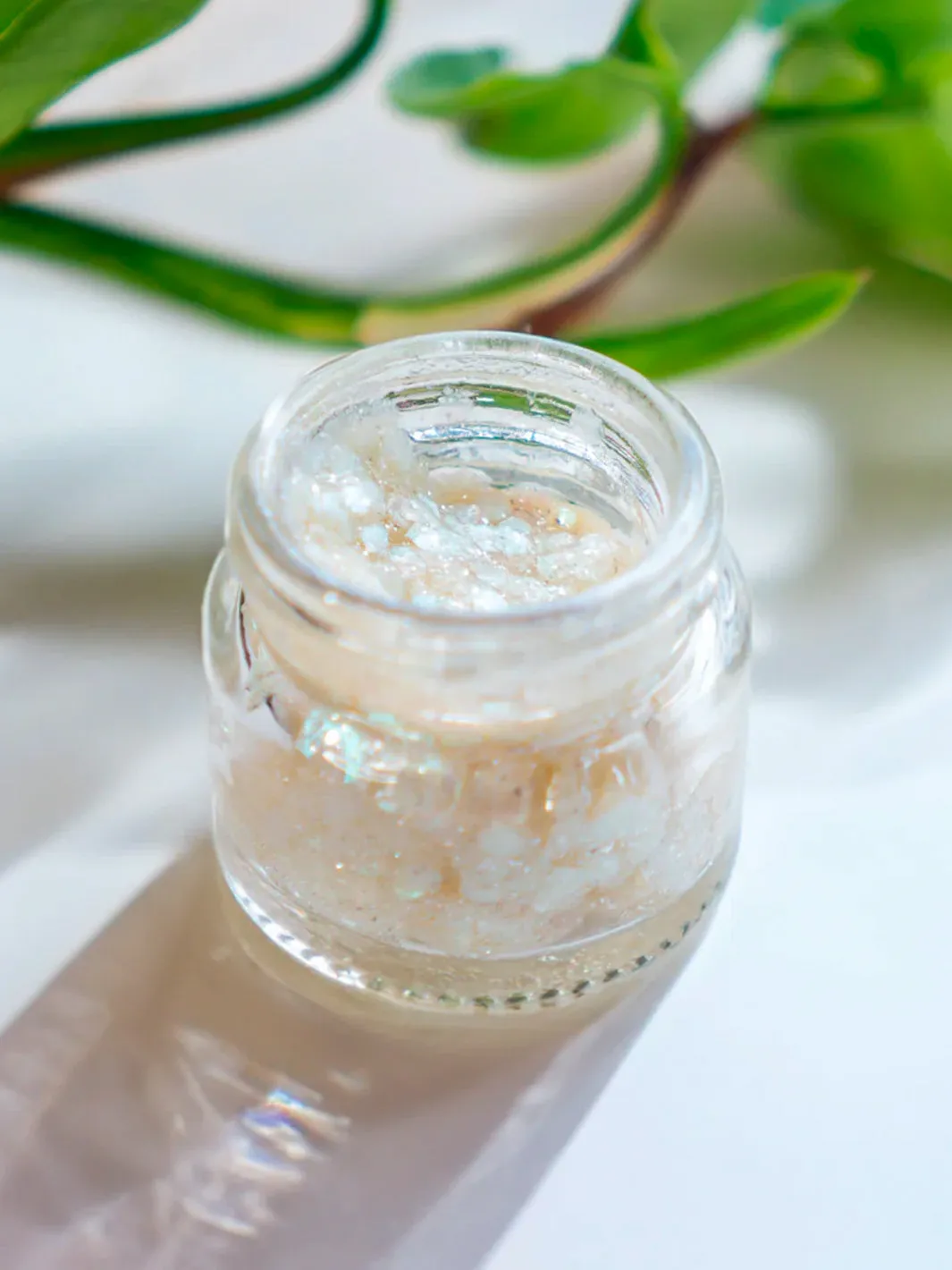 PEARL IRIDESCENT PLANT-BASED GEL BODY GLITTER