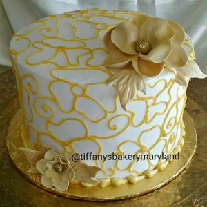 Scrolling Flowers on Round Cake