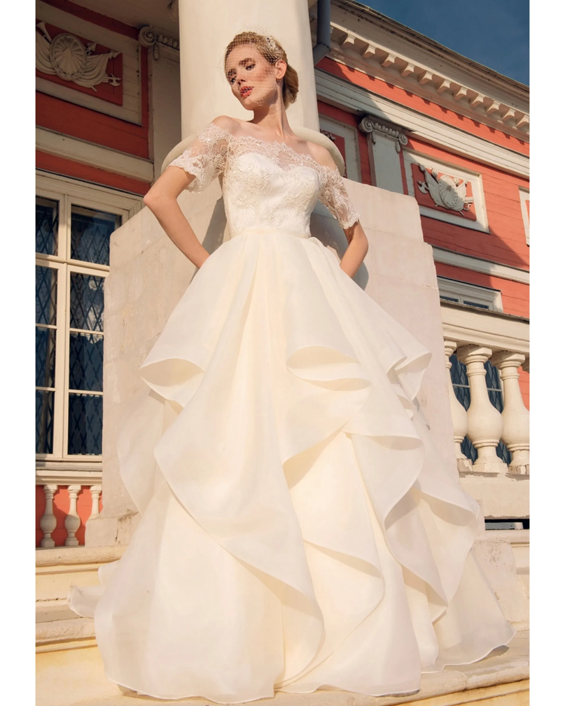 Sexy Off The Shoulder Lace Wedding Dress Short Sleeves A-line Silhouette Organza Ruffles Bridal Gowns Outdoors