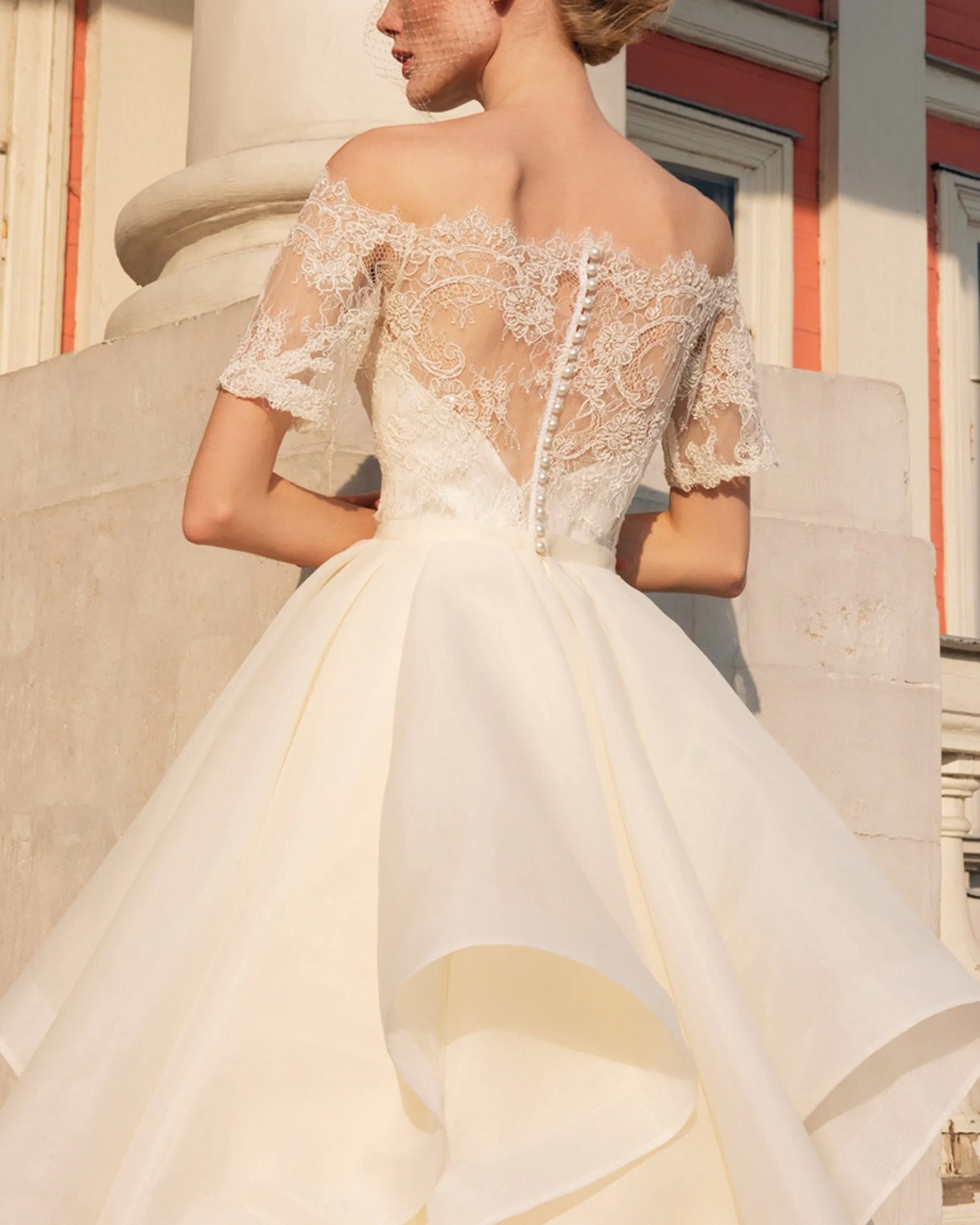 Sexy Off The Shoulder Lace Wedding Dress Short Sleeves A-line Silhouette Organza Ruffles Bridal Gowns Outdoors