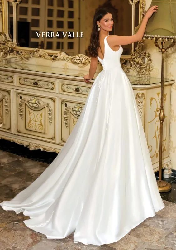 Verra Valle Size 12 900229 Ivory Gown